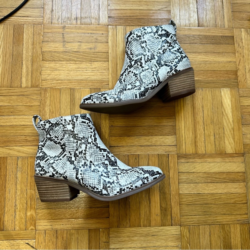 NWOT Code West Pointed Toe Snakeskin Print Ankle Booties Size 8 black & White - Picture 5 of 6